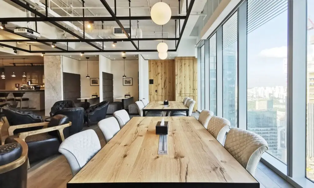The Executive Centre – Ocean Financial Centre – Coworking lounge with wood table at The Executive Centre Ocean Financial Centre