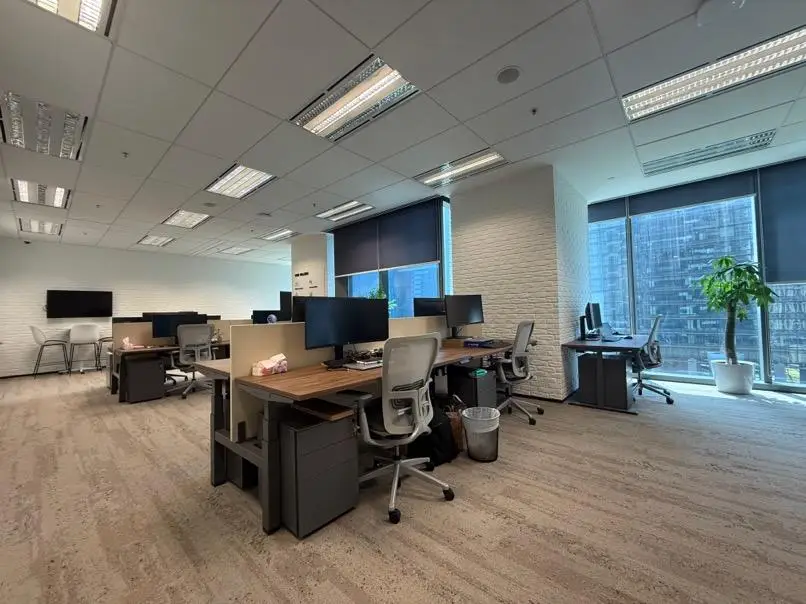 Asia Square Tower 1 Office for Rent | Grade A Singapore – 13_modern_workstations_brick_wall