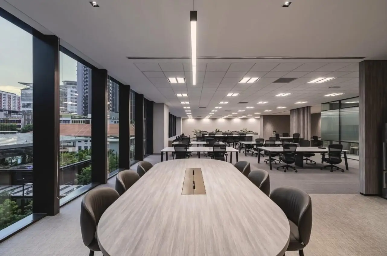Collaboration and workstation area at Network Hub Suite 1 Guoco Midtown Singapore