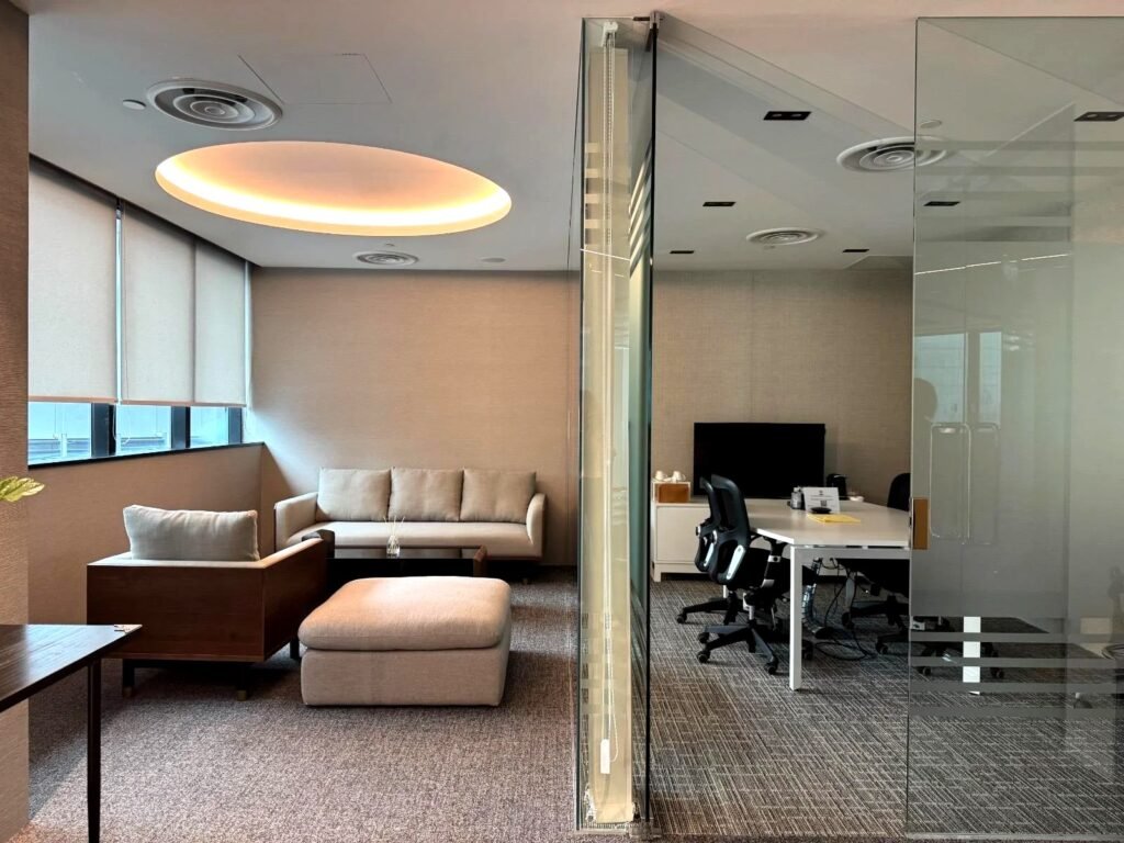 Republic Plaza – Lounge and glass-partitioned office suite, Republic Plaza, Singapore