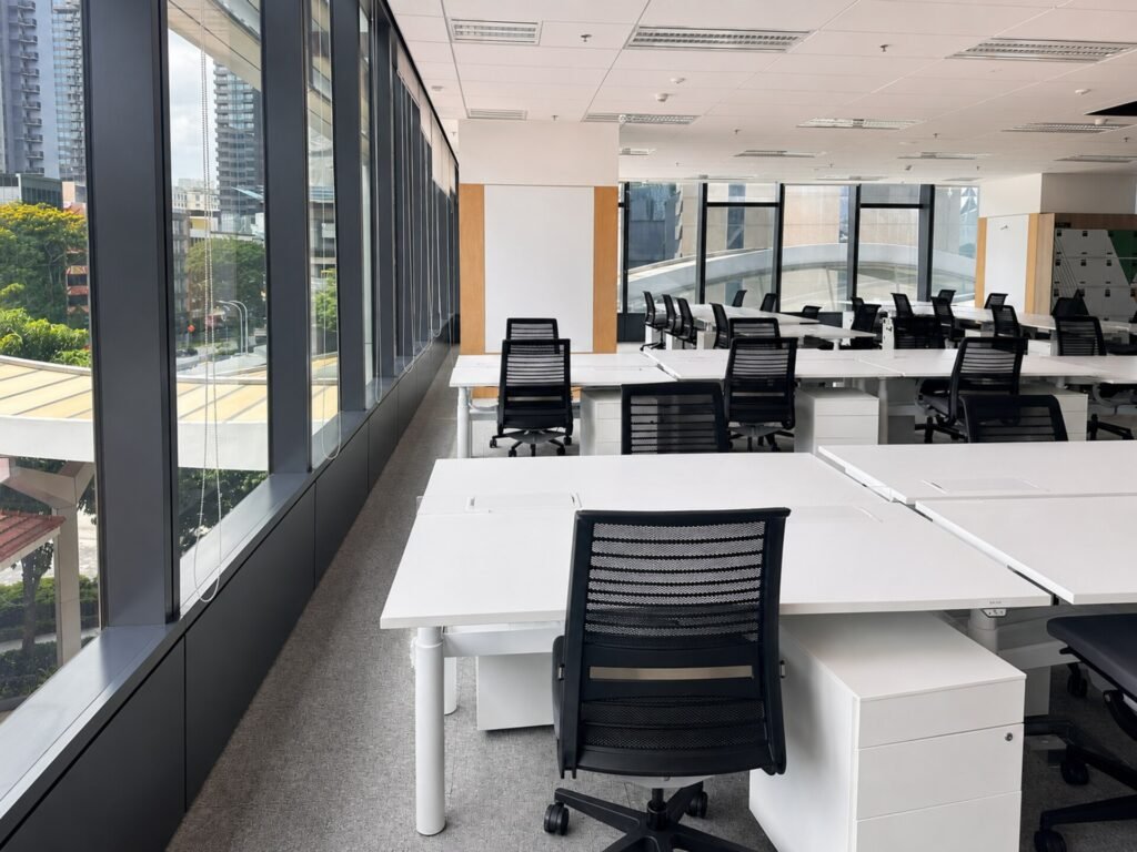 South Beach Tower Office for Rent | Grade A Singapore – south-beach-tower-open-plan-workstations-window-view-01